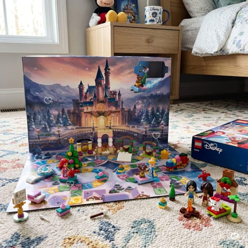 Lego Disney Adventskalender 2026 als Spielbrett aufgebaut im Kinderzimmer