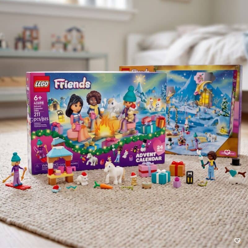 LEGO Friends Adventskalender 2026 (42698), Eisbär, Pinguin und Hase aufgebaut neben dem Schlitten-Modell