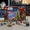 Lego Star Wars Adventskalender 2026 aufgebaut, alle Minifiguren und Fahrzeuge vor der Box