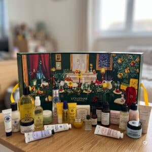 L'Occitane Prestige Adventskalender 2026 geöffnet - Innenillustration provenzalischer Weihnachtstisch und 24 nummerierte Türchen