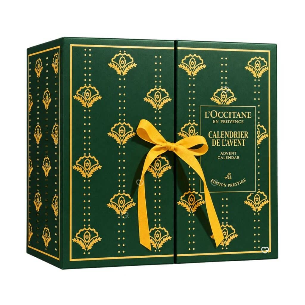 L'Occitane Adventskalender Édition Prestige 2026 - geschlossener tannengrüner Karton mit gelber Satinschleife