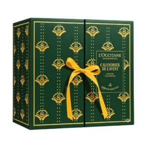 L'Occitane Adventskalender Édition Prestige 2026 - geschlossener tannengrüner Karton mit gelber Satinschleife