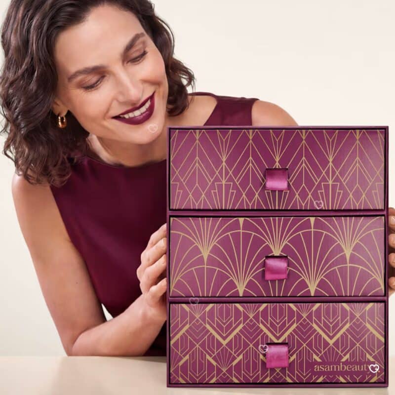 Frau mit dem M. Asam Premium Adventskalender 2026