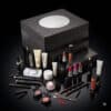 Inhalt des MAC Cosmetics Adventskalender 2026: 24 Make-up- und Pflegeprodukte vor schwarzem Hintergrund