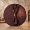 Molton Brown Adventskalender 2026 geschlossene Box auf goldenem Marmor mit Laterne