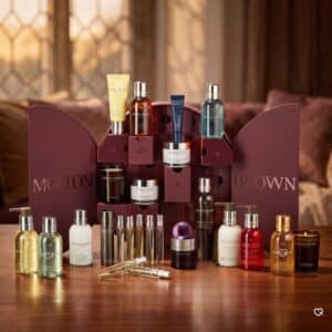 Molton Brown Adventskalender 2026 geöffnet mit Produkten im Wohnzimmer