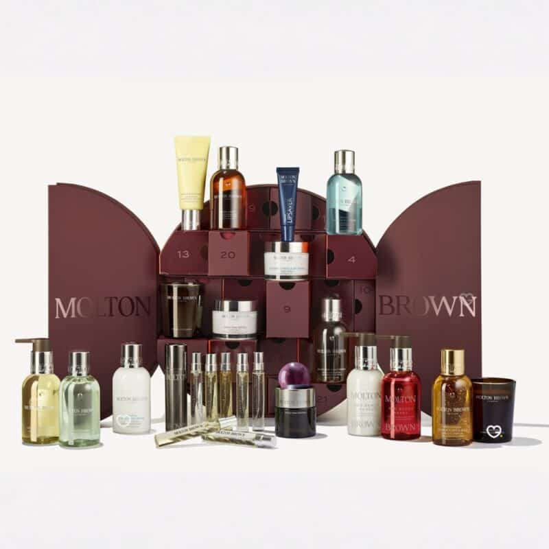 Molton Brown Adventskalender 2026 alle 24 Produkte ausgepackt auf weißem Hintergrund
