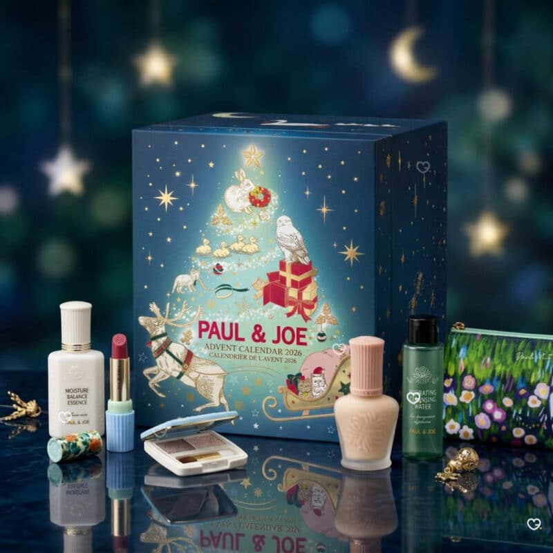 Paul and Joe Adventskalender 2026, Box mit Make-up und Pflegeprodukten davor arrangiert