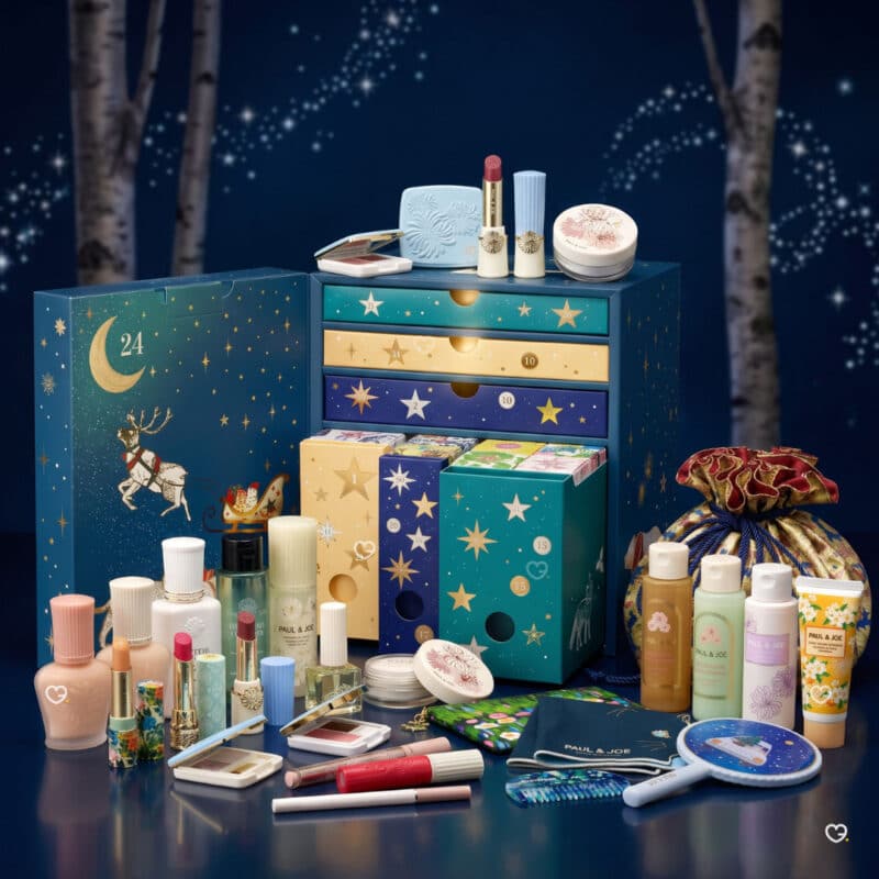 Paul and Joe Adventskalender 2026, geoeffnete Box mit allen 24 Produkten ausgebreitet