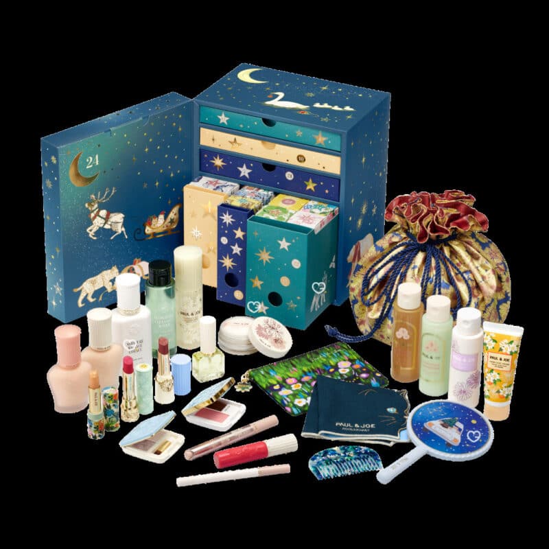 Paul and Joe Make-up Adventskalender 2026, geoeffnete Box mit Produkten und goldener Beuteltasche