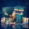 Paul and Joe Beauty Adventskalender 2026, geoeffnete Box mit Produkten vor Sternenhintergrund