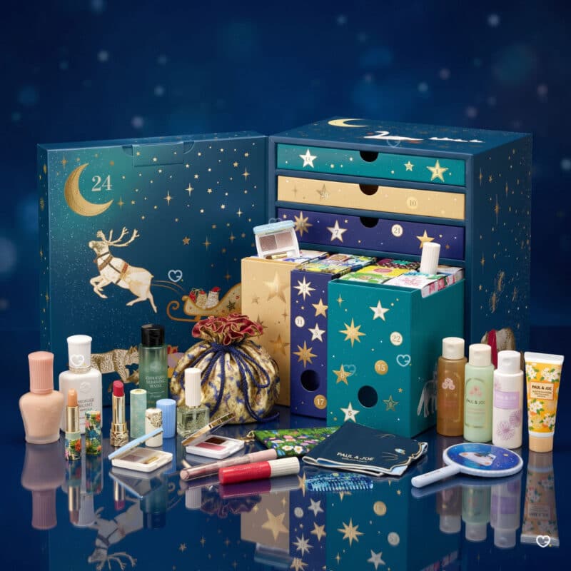 Paul and Joe Beauty Adventskalender 2026, geoeffnete Box mit Produkten vor Sternenhintergrund