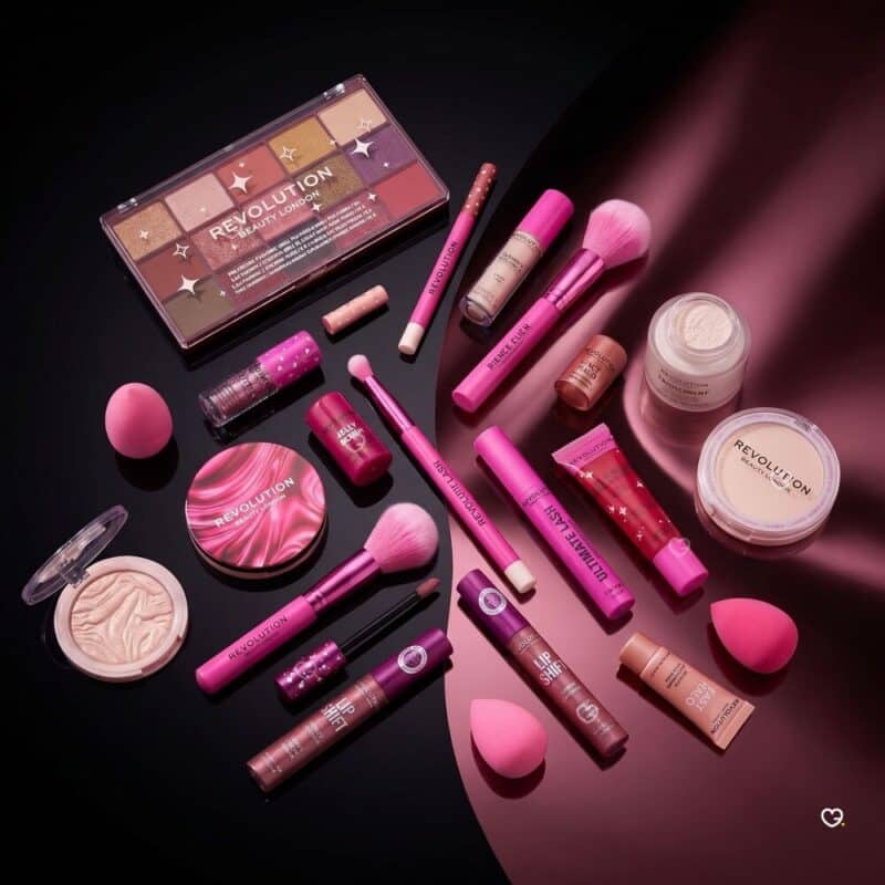 Revolution Adventskalender 2026 Flatlay der Produkte