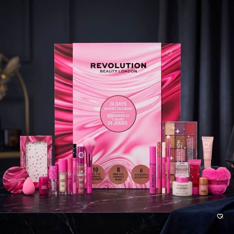 Revolution Adventskalender 2026 Box mit ausgerichtetem Sortiment