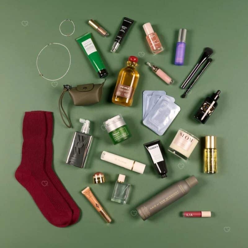 Vogue Adventskalender 2026, Flat-lay der 25 enthaltenen Full-Size-Produkte für Frauen