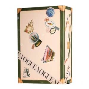 Vogue Adventskalender 2026, geschlossene Reisetruhe im Art-déco-Stil auf weißem Hintergrund