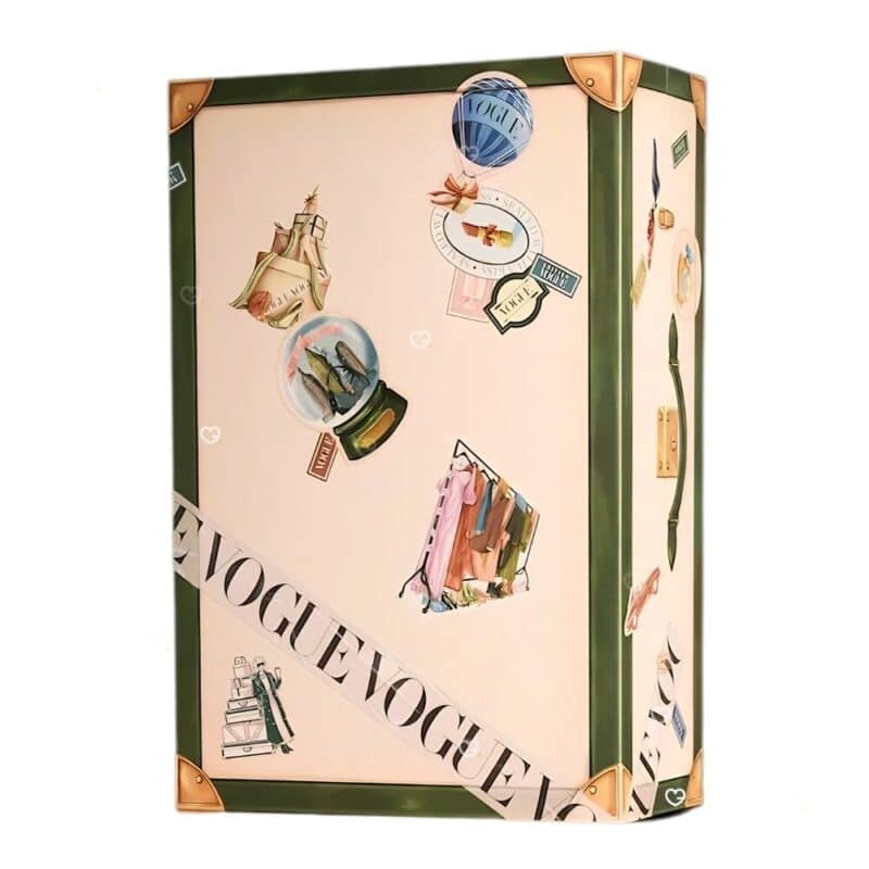 Vogue Adventskalender 2026, geschlossene Reisetruhe im Art-déco-Stil auf weißem Hintergrund