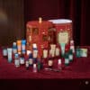 Komplette Produktreihe des Yves Rocher Adventskalender 2026 auf rotem Samt