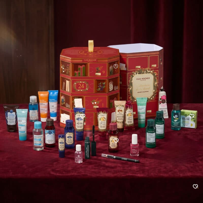 Komplette Produktreihe des Yves Rocher Adventskalender 2026 auf rotem Samt