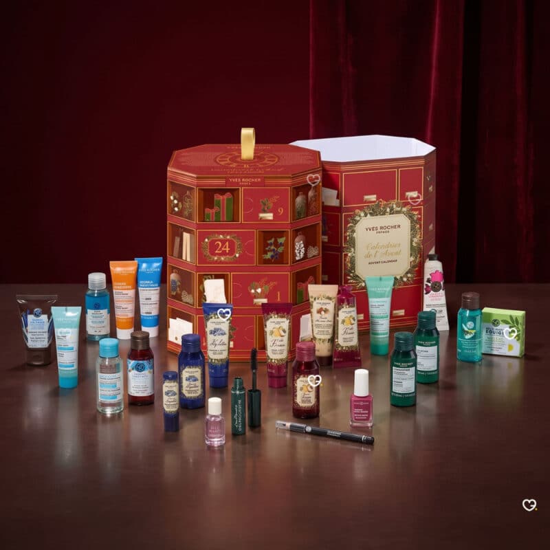 Produkte des Yves Rocher Adventskalender 2026 auf rotem Samthintergrund