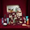 Yves Rocher Premium Adventskalender 2026, Schatzkästen geöffnet mit 24 nummerierten Schubladen im Studiolicht