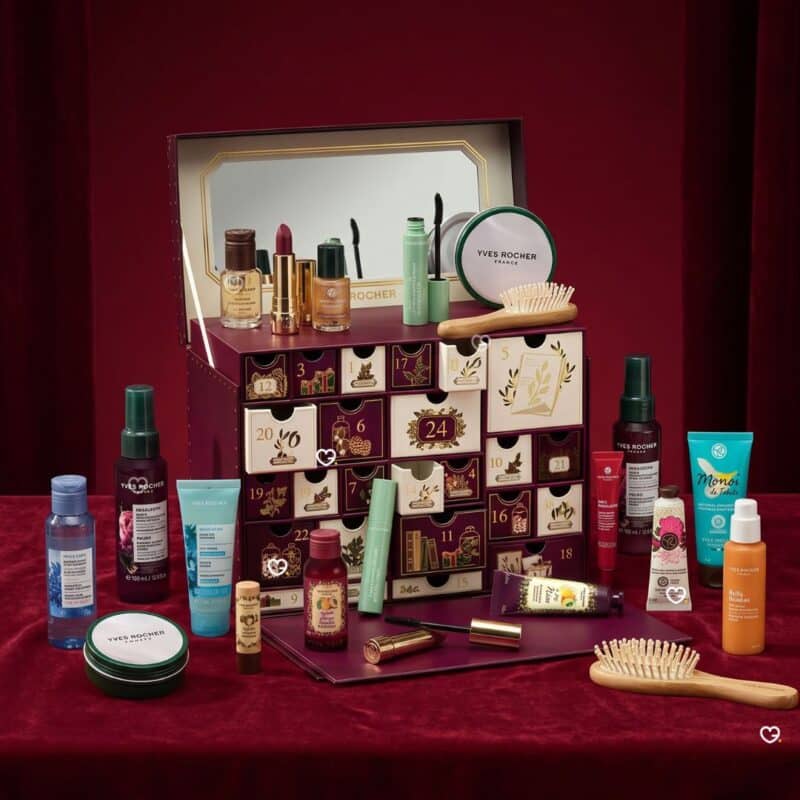 Yves Rocher Premium Adventskalender 2026, Schatzkästen geöffnet mit 24 nummerierten Schubladen im Studiolicht