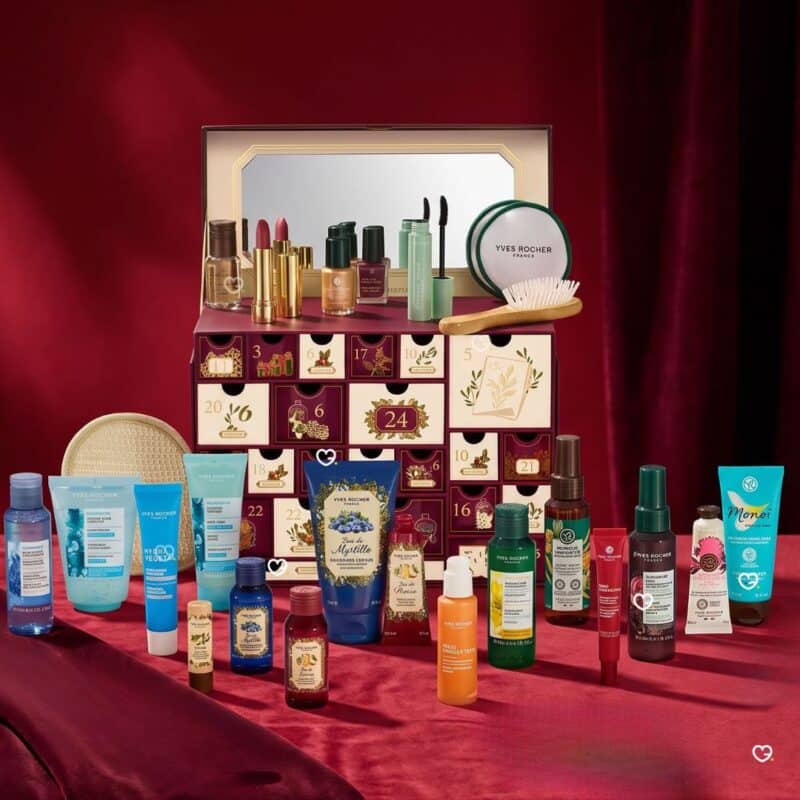 Yves Rocher Premium Adventskalender 2026, geöffneter Schatzkästen aus anderem Blickwinkel, Kosmetik Adventskalender Frauen