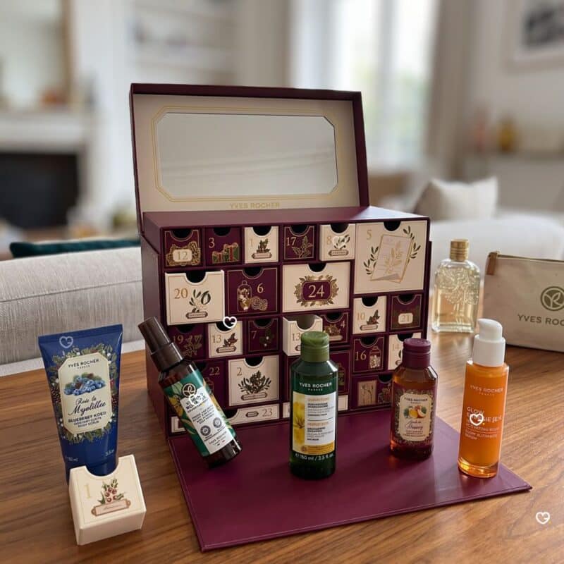 Yves Rocher Premium Adventskalender 2026 in Szene gesetzt, bordeauxroter Schmuckkasten mit Spiegel