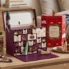 Yves Rocher Premium Adventskalender 2026 im Wohnzimmer auf dem Tisch, Lifestyle-Ansicht mit Adventsdeko