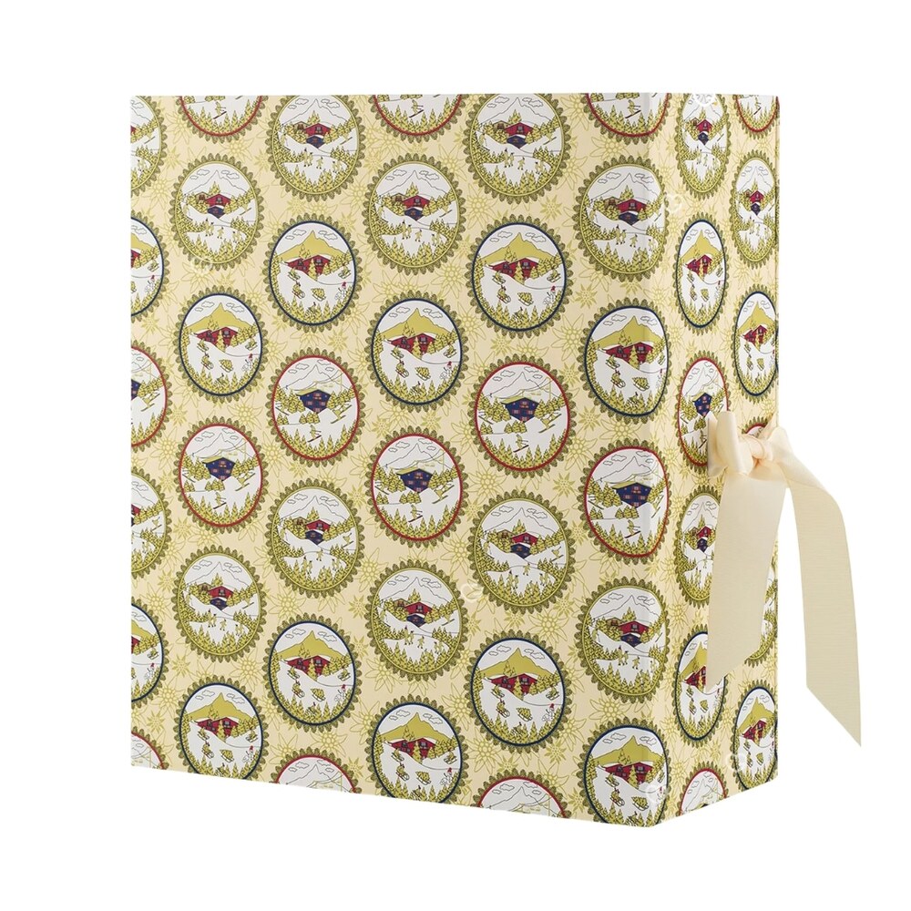Baobab Adventskalender 2026 Buchtruhe geschlossen mit Bergmotiv