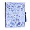 Blissim Adventskalender 2026, geschlossene lavendelblaue Box mit Blumenmuster und Schwänen