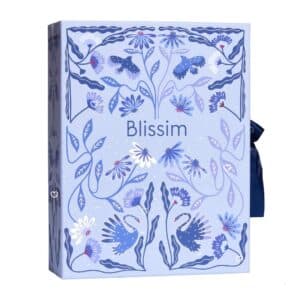 Blissim Adventskalender 2026, geschlossene lavendelblaue Box mit Blumenmuster und Schwänen