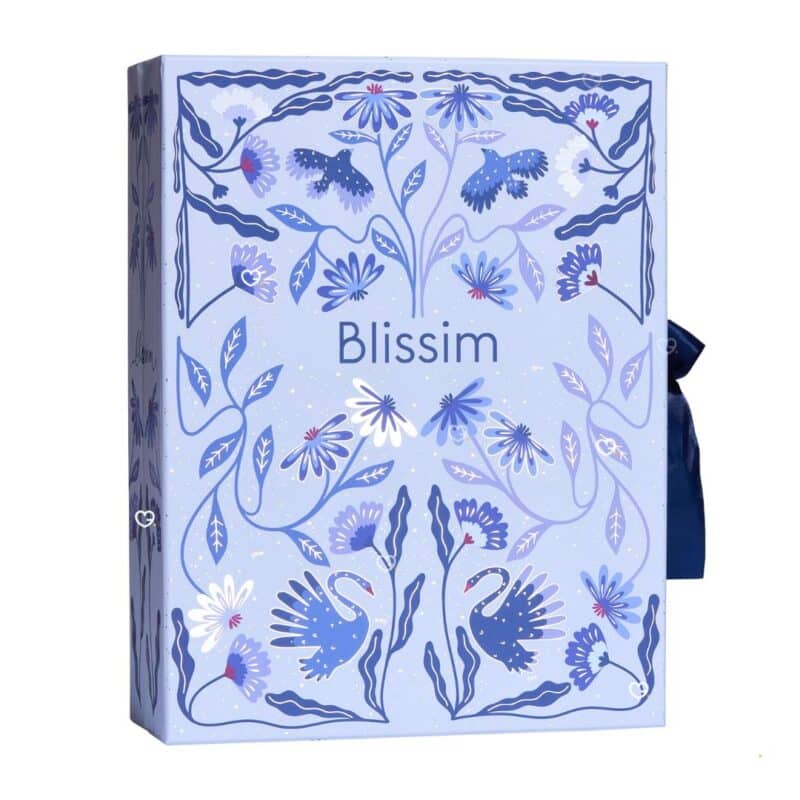 Blissim Adventskalender 2026, geschlossene lavendelblaue Box mit Blumenmuster und Schwänen