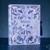 Blissim Adventskalender 2026 Box vor blauem Hintergrund