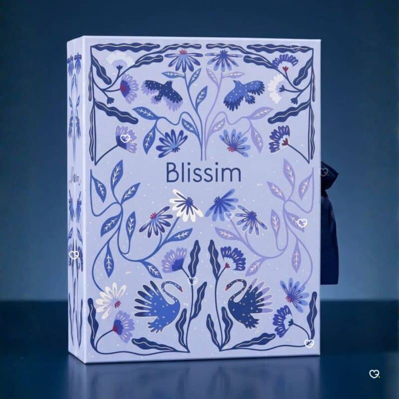 Blissim Adventskalender 2026 Box vor blauem Hintergrund