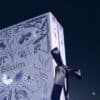 Detail des Blissim Adventskalender 2026 mit floralem Muster und marineblauem Satinband