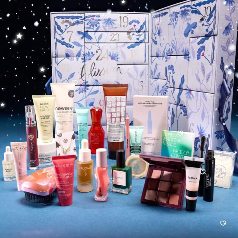 Blissim Adventskalender 2026 mit allen 24 Produkten vor der geöffneten Box