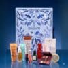 Blissim Adventskalender 2026 mit den 24 Beauty-Produkten davor aufgereiht