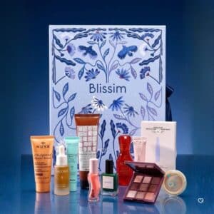 Blissim Adventskalender 2026 mit den 24 Beauty-Produkten davor aufgereiht
