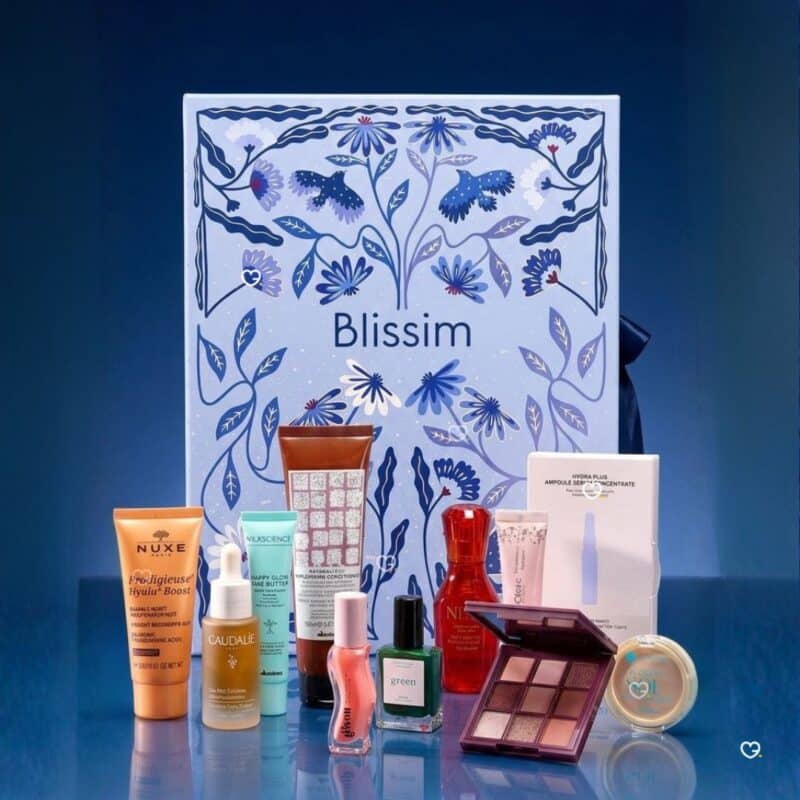 Blissim Adventskalender 2026 mit den 24 Beauty-Produkten davor aufgereiht