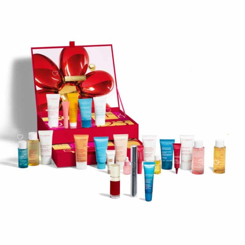 Clarins Adventskalender 2026 geöffnet mit allen ausgepackten Produkten