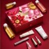 Clarins Adventskalender 2026 mit Pflegeprodukten rund um die Schachtel