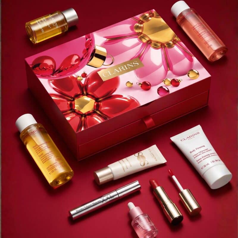 Clarins Adventskalender 2026 mit Pflegeprodukten rund um die Schachtel
