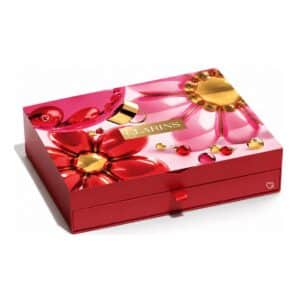 Clarins Adventskalender 2026, geschlossene rote Schachtel mit floralem Muster