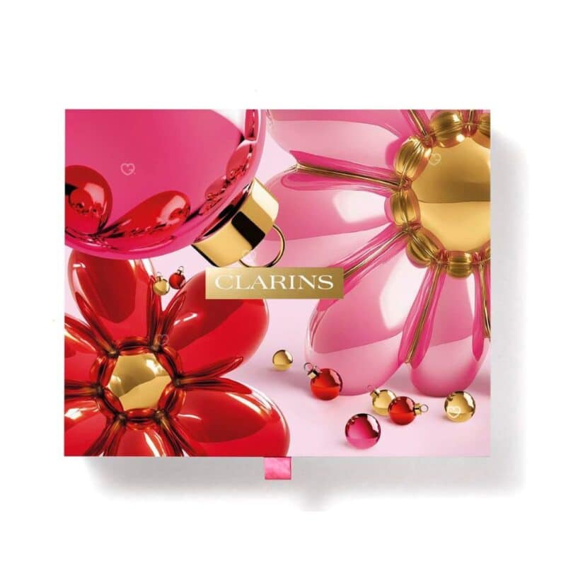 Verpackungsdetail des Clarins Adventskalenders 2026 in Rot und Gold