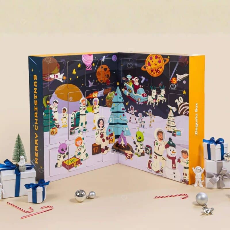 Degustabox Adventskalender 2026 XXL-Karton mit Weihnachtsgeschenken dekoriert
