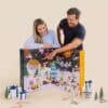Paar öffnet den Degustabox Adventskalender 2026, XXL-Box im Weltraum-Design