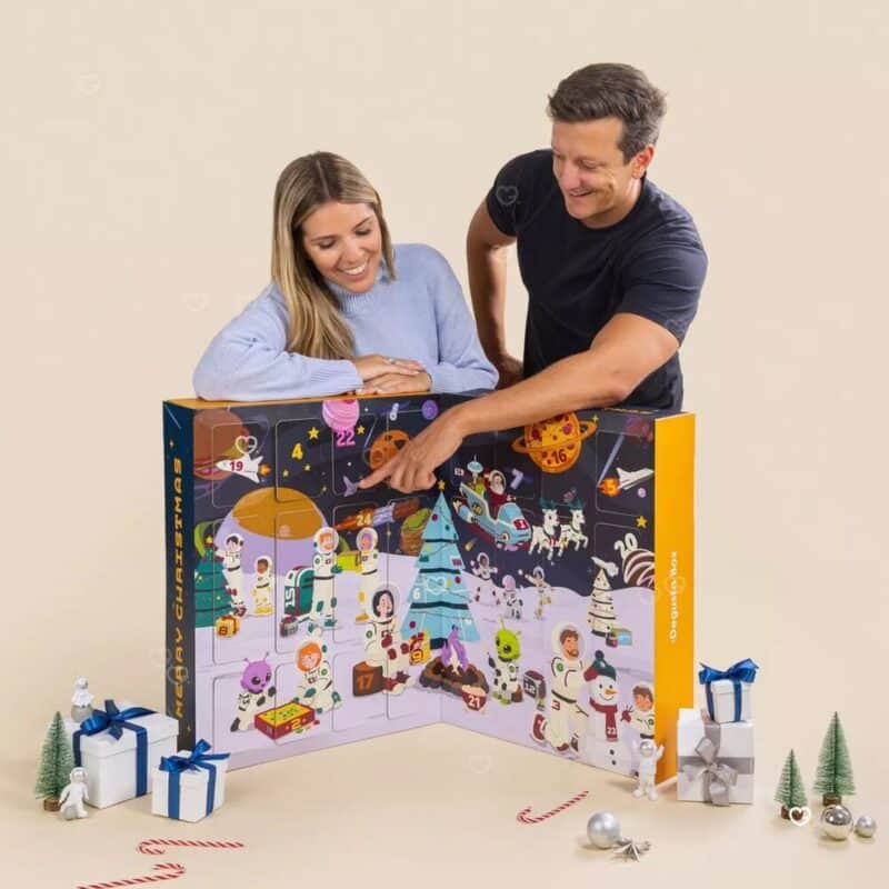 Paar öffnet den Degustabox Adventskalender 2026, XXL-Box im Weltraum-Design