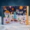 Degustabox Adventskalender 2026 offen vor Sternenhimmel, Weltraum-Motiv Kosmische Weihnachten