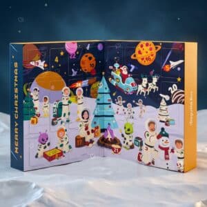 Degustabox Adventskalender 2026 offen vor Sternenhimmel, Weltraum-Motiv Kosmische Weihnachten